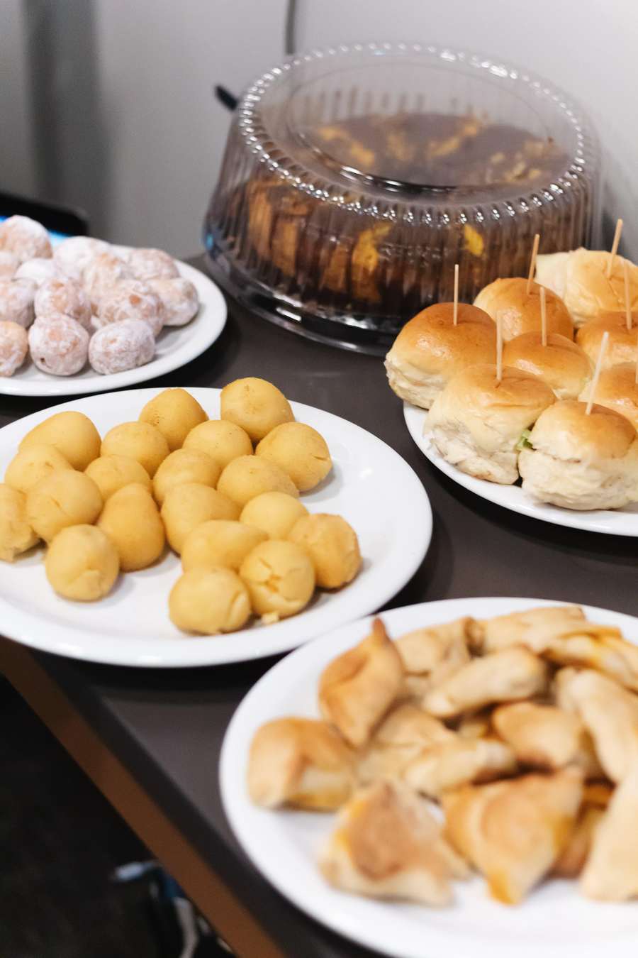 Mesa de welcome coffee com salgados e doces